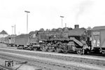 39 091 (Bw Villingen) mit einem Güterzug im Bahnhof Singen/Htw. (30.05.1962) <i>Foto: Helmut Röth *</i>
