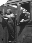 Eine junge russische Frau als Heizerin mit dem deutschen Lokführer auf einer unbekannten pr. G 10 (57 13xx) in Rußland.  (1943) <i>Foto: RVM (Steiner)</i>