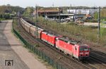 Wie bereits in den 1990er Jahren werden die nicht benötigten 143er bei der DB AG im Güterzugdienst verschlissen. Planmäßig werden u.a die Zugläufe zwischen Gremberg und Seelze bespannt. So sind hier 143 326 und 143 316 mit EZ 51434 (Gremberg - Seelze) in Ratingen West unterwegs. (31.03.2017) <i>Foto: Joachim Bügel</i>
