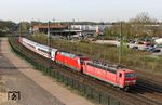 Diesmal hatte der PbZ 2470 von Frankfurt nach Dortmund fast mehr Loks als Wagen im Zug: Neben Zuglok 181 204 liefen dahinter 101 058 und am Zugschluss 101 032 mit. Auf dem Freigelände im Hintergrund mit dem rechteckigen Gebäude befand sich früher das Bahnbetriebswerk Ratingen West. (31.03.2017) <i>Foto: Joachim Bügel</i>