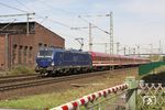193 845 der MGW Service GmbH, ein Dienstleistungsunternehmen für die Instandhaltung von elektrischen Lokomotiven, mit Sonderzug DPF 27810 am Bahnübergang Sandstraße in Ratingen West. (31.03.2017) <i>Foto: Wolfgang Bügel</i>