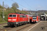In Wuppertal-Sonnborn begegnen sich die den RE 10425 (Aachen - Dortmund) schiebende 111 119 und 422 035 als S 30998 nach Haltern am See. (03.04.2017) <i>Foto: Wolfgang Bügel</i>