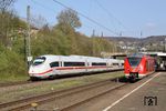407 002 (umgeleiteter ICE) überholt 1440 826 als S 31804 (Hagen - Mönchengladbach) in Wuppertal-Sonnborn. (03.04.2017) <i>Foto: Wolfgang Bügel</i>