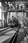 39 090 (Bw Jünkerath) befährt die Hohenzollernbrücke über den Rhein zwischen Köln Hbf und -Deutz. Anlass der Aufnahme war die Dokumentation der neu installierten Lichtsignalbrücke mit Gleiswechsel- und Geschwindigkeitsanzeiger sowie dem Vorsichtssignal Zs 7.  (1953) <i>Foto: Fischer</i>