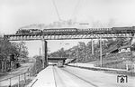 39 060 (Bw Stuttgart) vor D 9 auf der Kaltentalbrücke in Stuttgart-Vaihingen.  (20.04.1958) <i>Foto: Carl Bellingrodt</i>