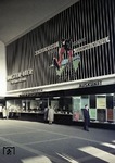 Die neu gestaltete Fahrkartenausgabe mit Auskunft im Bahnhof Hamburg-Altona. (15.05.1959) <i>Foto: Walter Hollnagel</i>