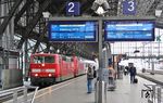 181 218 mit 120 120 im Schlepptau vor dem "ca. 165 Min verspäteten Dienstzug 2470" in Köln Hbf. Die zwar nett gemeinte Anzeige stimmte allerdings nur bedingt, da sich die Verspätungsminuten auf die Ankunftszeit des Zuges in Köln Bbf bezog und der Zug tatsächlich auf seinem Weg nach Dortmund nur eine Verspätung von 10 Minuten aufwies. (07.04.2017) <i>Foto: Joachim Bügel</i>