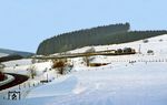 Der Wintersportzug EWi 28013 mit 212 307, 212 299 und 221 117 kurz vor seinem Ziel Winterberg. (19.02.1984) <i>Foto: Wolfgang Bügel</i>
