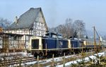 212 307 und 212 299 mit Wintersportzug Lr 36011 zur Abstellung im Bahnhof Hallenberg/Sauerland.  (19.02.1984) <i>Foto: Wolfgang Bügel</i>
