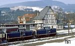 Nach dem Umsetzen von 212 299 und 212 307 im sauerländischen Hallenberg wechselte auch der Leerzug die Zugnummer auf Lr 36010 nach Winterberg. (19.02.1984) <i>Foto: Wolfgang Bügel</i>