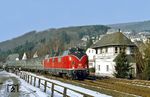 21 122 mit Wintersportzug EWi 28007 nach Winterberg an der Abweigstelle Nuttlar bei Bestwig, wo sich die Strecken nach Brilon/Wald bzw. Winterberg trennen. (19.02.1984) <i>Foto: Wolfgang Bügel</i>