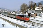 221 122 fährt mit dem Wintersportzug EWi 28007 "Klingender Sauerländer" aus Münster durch den Bahnhof Silbach. (19.02.1984) <i>Foto: Wolfgang Bügel</i>