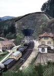 220 052 als Schiebelok an einem Güterzug bei der Durchfahrt im Bahnhof Nußbach auf der Schwarzwaldbahn.  (22.04.1972) <i>Foto: Heinz Hangarter</i>