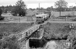 Tw 41 passiert mit einem Güterzug die Drehbrücke über den Ems-Jade-Kanal südlich von Aurich. (26.08.1958) <i>Foto: Gerd Wolff</i>