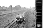 Draisine Tw 46 der Kleinbahn Leer-Aurich-Wittmund (LAW) kreuzt in der Ausfahrt des Bahnhofs Leer die Emslandstrecke. (27.08.1958) <i>Foto: Gerd Wolff</i>