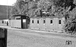 Der abgestellte Wagen 779 diente als Unterkunft für das Personal im Bahnhof Westrhauderfehn. Die Toiletten waren jedenfalls auch nicht weit. (28.08.1958) <i>Foto: Gerd Wolff</i>