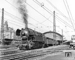 CSD 477 040 vor einem Personenzug in Praha hl.n. (Prag Hbf). Wegen ihrer markanten blauen Farbgebung erhielten die Lokomotiven den Spitznamen Papoušek (deutsch: Papagei). (07.03.1969) <i>Foto: Joachim Claus</i>