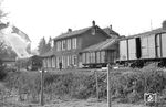 Lok 22 setzt im Bahnhof Augustenthal um. Anschließend wird die Fahrt nach Lüdenscheid fortgesetzt. (29.12.1958) <i>Foto: Gerd Wolff</i>
