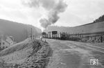 Der Güterzug mit KAE 22 entschwindet bei Peddensiepen in Richtung Lüdenscheid. (29.12.1958) <i>Foto: Gerd Wolff</i>