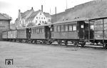 An bessere Zeiten erinnern im Bahnhof Lüdenscheid die abgestellten Wagen Nr. 27, 32 und 28 der KAE, deren Personenverkehr bis Mai 1961 komplett eingestellt wurde. (29.12.1958) <i>Foto: Gerd Wolff</i>
