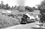 Lok 15 "Hermann" der Kreis Altenaer Eisenbahn (KAE) mit einem Güterzug bei Wettringhoff kurz vor Lüdenscheid.  (18.08.1959) <i>Foto: Werner Stock (Archiv Kenning)</i>