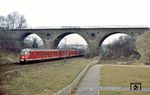 Und der nächste 430-Umlauf mit 430 123 als N 5340 am Viadukt der ehemaligen KBS 331 in Witten-Sonnenschein. (17.03.1984) <i>Foto: Wolfgang Bügel</i>