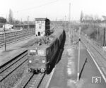 DR 211 045 (Bw Leipzig Hbf West) mit einem Personenzug in einem Leipziger Vorortbahnhof. (12.03.1972) <i>Foto: Joachim Claus</i>