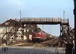 220 081-4 läuft mit D 715 aus Norddeich in den Bahnhof Lingen ein. (23.03.1976) <i>Foto: Peter Schiffer</i>