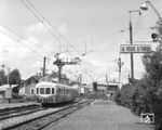 Die Baureihe X 3800 (Spitzname "Picasso") waren Triebwagen (Autorails) der französischen Staatsbahn SNCF. Wegen ihres turmartig erhöhten Führerstandes gehören sie zu den markantesten Fahrzeugen, die in der zweiten Hälfte des 20. Jahrhunderts bis 1988 auf dem französischen Schienennetz unterwegs waren. Insgesamt wurden von den vierachsigen dieselmechanischen Triebwagen 251 Exemplaren gebaut. Entwickelt wurden sie bereits 1947, zwischen 1950 und 1961 gingen sie in Serie. Hier fährt XBD 4005 in den Bahnhof La Roche-sur-Foron im Departement Haute-Savoie in der südostfranzösischen Region Auvergne-Rhone-Alpes ein. (06.06.1972) <i>Foto: Joachim Claus</i>
