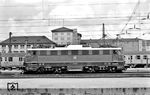 Die am 26.09.1963 in Dienst gestellte E 10 299 besaß Versuchsdrehgestelle für 200 km/h, die als Erprobungsträger für die künftige Baureihe 103 dienten. Die Aufnahme entstand in Nürnberg Hbf. (30.05.1965) <i>Foto: Kurt Eckert</i>