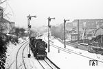 Nachdem 053 075 das Stadtviadukt an der Wichlinghauser Straße überquert hat, rollt der Sonderzug in den Bahnhof Wuppertal-Wichlinghausen ein. (07.02.1976) <i>Foto: Joachim Schmidt</i>