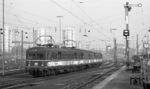 465 002 fährt in den Stuttgarter Hauptbahnhof ein. Die Triebwagen erledigten den Stuttgarter Vorortverkehr bis zum Erscheinen der Baureihe 420.  (18.11.1972) <i>Foto: Burkhard Wollny</i>