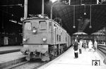 Zwischen 1921 und 1924 bauten SLM und MFO insgesamt 60 Lokomotiven der Serie Ae 3/6II für die Schweizer Bundesbahnen. Die zum Depot Olten gehörende 10442 steht hier im Bahnhof Luzern. (02.06.1962) <i>Foto: Helmut Röth *</i>