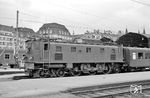 SBB Ae 3/6 II 10417 mit einem Personenzug in Luzern. (02.06.1962) <i>Foto: Helmut Röth *</i>