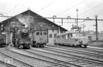 Für die Teilnehmer der BDEF-Verbandstagung wurde diese kleine Lokparade im Depot Luzern mit E 3/3 8462 (ganz links), C 5/6 2965, Fe 4/4 1665 und RBe 4/4 1008 organisiert. (02.06.1962) <i>Foto: Helmut Röth *</i>
