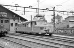 Der "Rote Pfeil" im Depot Luzern. Der 1930 gebaute Leichtriebwagen war für den Verkehr auf Linien mit niedrigem Verkehrsaufkommen gedacht, auch vor dem Hintergrund der Weltwirtschaftskrise von 1928. Mit zunehmender Nachfrage wurden die Triebwagen durch Leichtschnellzüge ersetzt. Für die beliebten Triebwagen fand sich ein neues Aufgabengebiet im Ausflugsverkehr. RBe 2/4 1008 war ursprünglich mit Dieselantrieb ausgerüstet (Nr. 101 bzw. 611), 1951 wurde er auf Elektroantrieb umgebaut und 1964 ausgemustert. (02.06.1962) <i>Foto: Helmut Röth *</i>