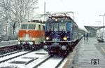 Im Schneetreiben ist 118 047 mit Dm 38238 aus Würzburg in Koblenz Hbf eingetroffen. Daneben steht 111 125 vor E 3416. (02.04.1984) <i>Foto: Wolfgang Bügel</i>