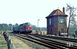 220 025 passiert mit N 4120 nach Kiel das Wärterstellwerk "Pln" in der Bahnhofseinfahrt von Plön. (14.04.1984) <i>Foto: Wolfgang Bügel</i>