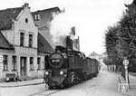Noch völlig autofrei erfolgte im Jahre 1939 die Durchfahrt der 99 323 durch die Straßen von Bad Doberan. (1939) <i>Foto: Karl Eschenburg</i>