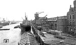Der Hamburger Hafen ist der größte Seehafen Deutschlands und - nach Rotterdam - der zweitgrößte in Europa. Zum Zeitpunkt der Aufnahme (1922) betrug der Güterumschlag knapp 20 Mio t, im Jahre 2012 lag er bei rund 140 Mio t. (1922) <i>Foto: RVM-Archiv (Lachmund)</i>