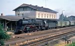 001 008 vor N 3228 im Bahnhof Neustadt (Waldnaab). Der Zug war von Regensburg (ab 13.31 Uhr) nach Hof (an 18.10 Uhr) für 180 km fast 5 Stunden unterwegs !  (26.06.1973) <i>Foto: Peter Schiffer</i>