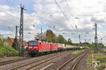 Durch den Bahnhof Hilden befördern 143 850 und 143 844 den Sonderzug EZ 98588 (Gremberg - Seelze). (27.04.2017) <i>Foto: Joachim Bügel</i>