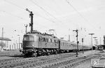 118 047 verlässt mit einem Schnellzug den Bahnhof Bamberg. (13.05.1973) <i>Foto: Dieter Kempf</i>