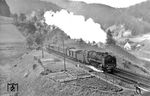 39 091 (Bw Villingen) fährt mit P 1437 in Niederwasser auf der Schwarzwaldbahn ein. (27.04.1957) <i>Foto: Carl Bellingrodt</i>