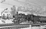 38 1772 verlässt den Bahnhof Böblingen mit einem Personenzug nach Tübingen. (13.01.1968) <i>Foto: Burkhard Wollny</i>