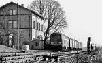 Die Ulmer 215 100 vor einem Nahverkehrszug im heute aufgelassenen Bahnhof Kupfer an der Strecke Crailsheim - Heilbronn. (15.01.1972) <i>Foto: Burkhard Wollny</i>