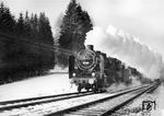 39 199 mit einer unbekannten Schwesterlok vor einem Schnellzug im winterlichen Rohrer Wald bei Stuttgart.  (1937) <i>Foto: RVM (Ulmer)</i>