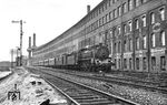 Vor der Kulisse der berühmten Continental-Werke fährt "Mainz 1002" (spätere 17 002) vor D 111 (Amsterdam - Berlin) in den Hauptbahnhof von Hannover ein.  (1926) <i>Foto: Rudolf Kreutzer</i>