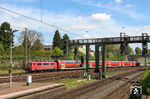 Noch steht im Zuge der Inbetriebnahme des ESTW Wuppertal die neue und alte Signaltechnik friedlich nebeneinander. 111 125 fährt mit RE 10418 (Dortmund - Aachen) durch den Bahnhof Gruiten, der im Zusammenhang mit der Stellwerks-Inbetriebnahme in "Haan-Gruiten" umbenannt werden wird. (06.05.2017) <i>Foto: Joachim Bügel</i>