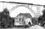 38 3384 (Bw Düsseldorf Abstellbf) überquert mit P 543 nach Solingen-Ohligs das Tal der Wupper auf Deutschlands höchster Eisenbahnbrücke zwischen Remscheid-Güldenwerth und Solingen-Schaberg. (1937) <i>Foto: DLA Darmstadt (Bellingrodt)</i>